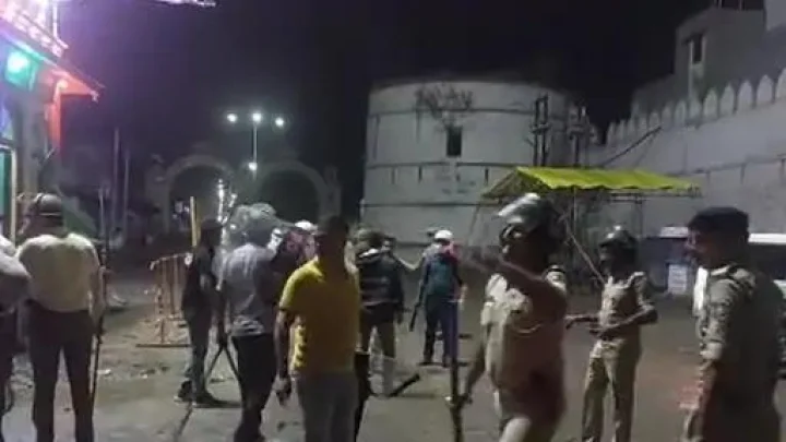 गुजरातमध्ये दर्गा हटवण्यावरून झटापट, एकाचा मृत्यू, पाच पोलीस जखमी