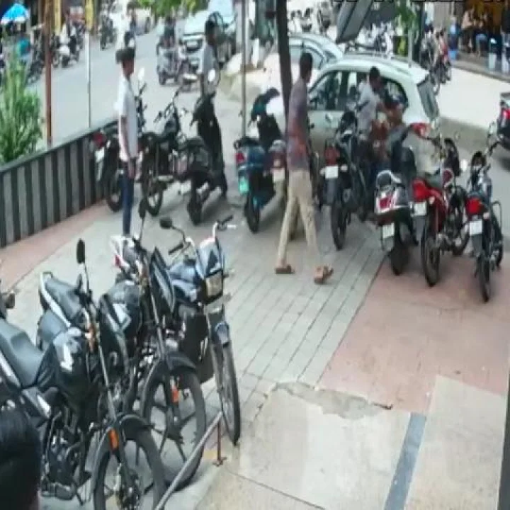 સુરતમાં ધોળા દિવસે અમદાવાદના શેરબજારના વેપારીનું ત્રણ શખ્સોએ અપહરણ કર્યું