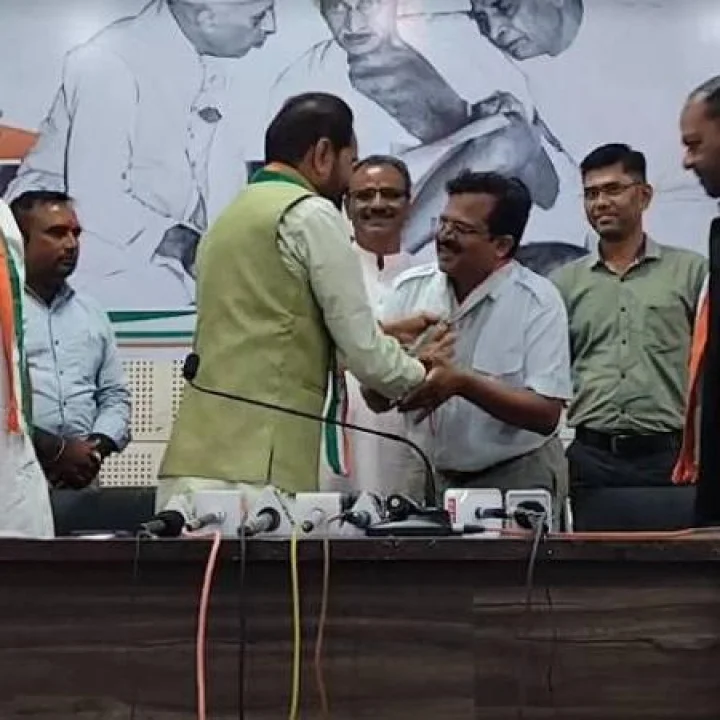 ભાજપ-કોંગ્રેસમાં ભરતી AAPમાં ઓટઃ અર્જુન રાઠવાએ શક્તિસિંહના હાથે કોંગ્રેસનો ખેસ પહેર્યો