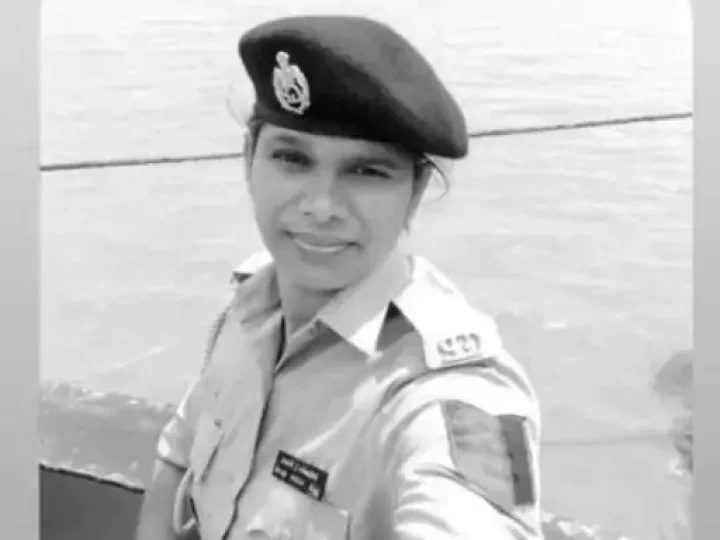 A woman constable carrying a vehicle in Surat was hit by a dumper and died