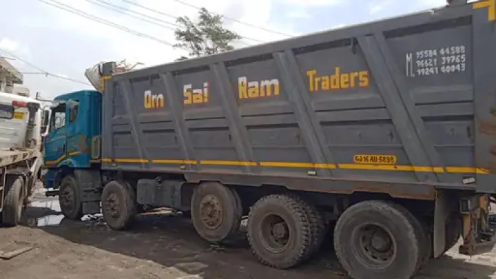 A woman constable carrying a vehicle in Surat was hit by a dumper and died