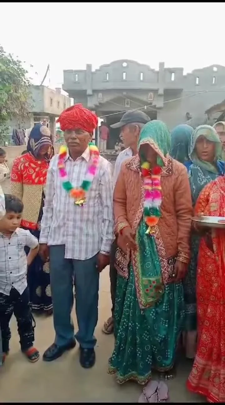 A 75-year-old grandfather and a 73-year-old grandmother living in a live-in in Vijayanagar moved around with fanfare.
