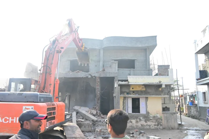 Bulldozer on Bhumafia Ratjak's bungalow