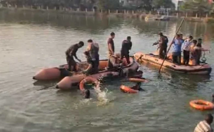 20 students drown as boat capsizes in Vadodara