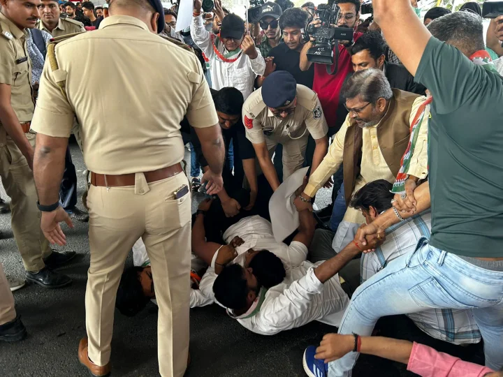Congress protests over freezing of bank accounts
