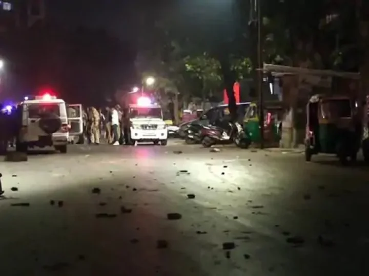 Vadodara: Stone pelting between two coms