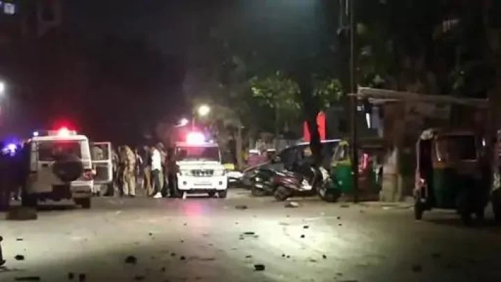 Vadodara: Stone pelting between two coms