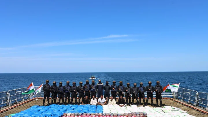 नौदलाने 3300 किलो ड्रग्ज जप्त केले, 5 परदेशी लोकांना ताब्यात घेतले