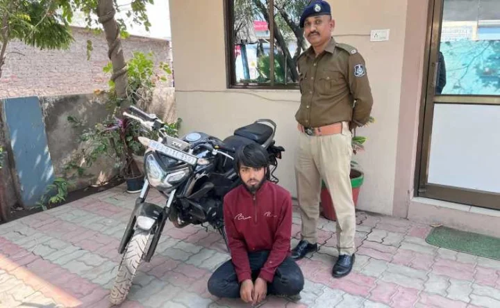 Indecent flirtation on a bike in Ahmedabad