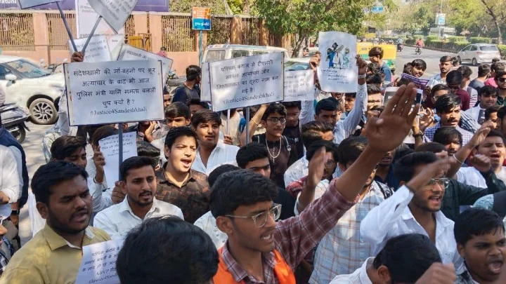 ABVP burns effigy of Mamata Banerjee following ...