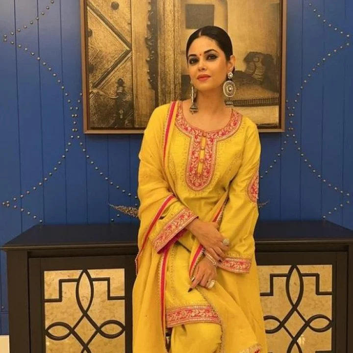 મીરા ચોપડાના હાથમાં લાગી મહેંદી, રક્ષિત કેજરીવાલ સાથે આજે લેશે સાત ફેરા