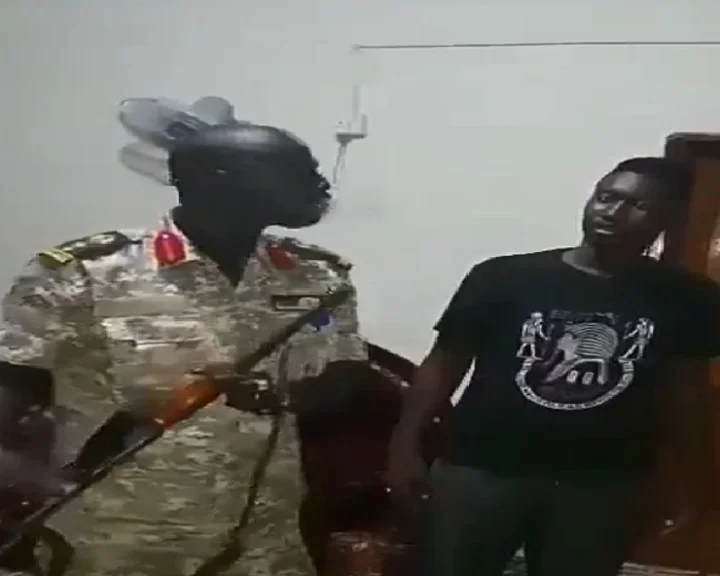 વ્યક્તિએ બંદૂકને મોં પાસે રાખીને ગોળી ચલાવી