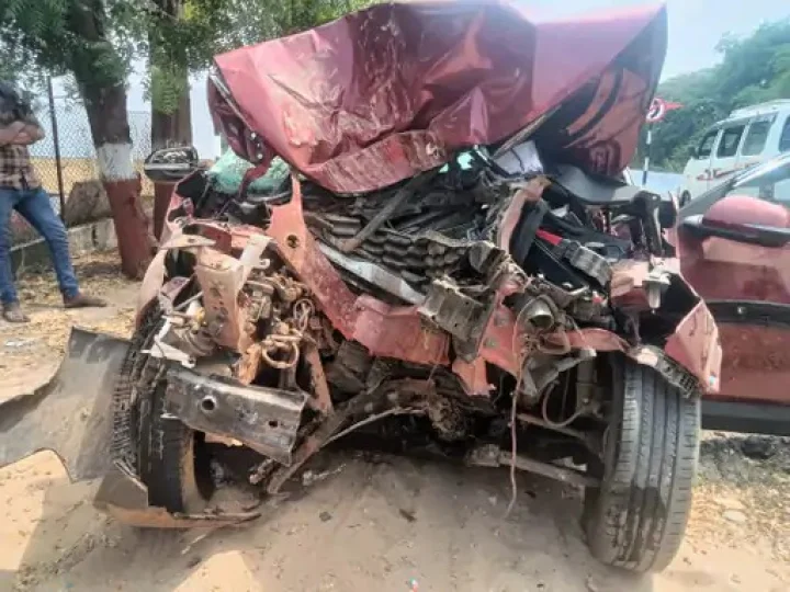 The car of a family going home at night rammed into a tree, 2 died