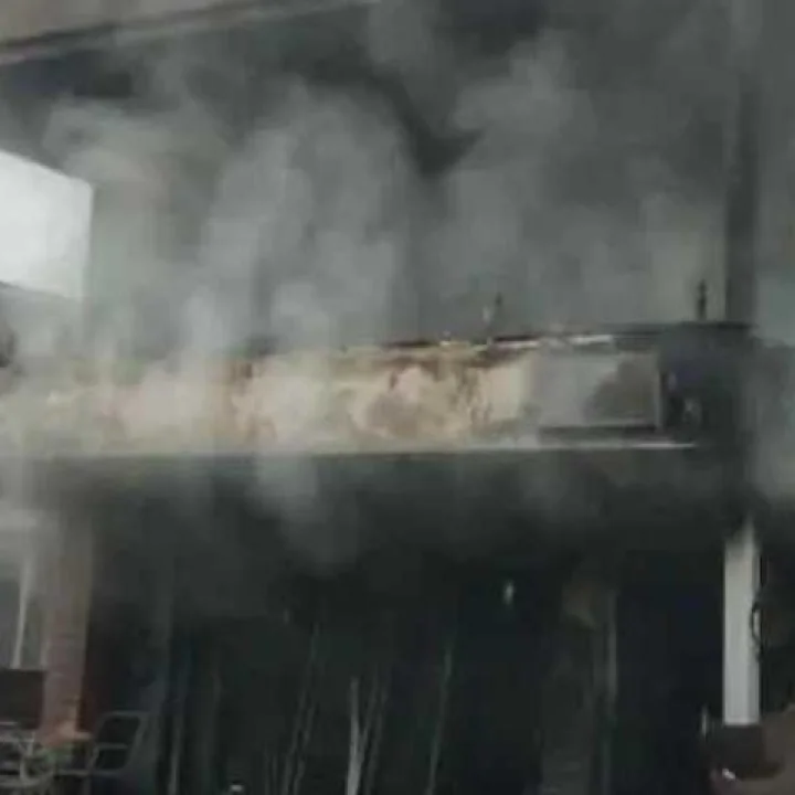 ગાંધીનગરઃ બંગલાના રસોડામાં લાગેલી આગ બીજા માળે પ્રસરી, યુવક ભડથું થઈ ગયો