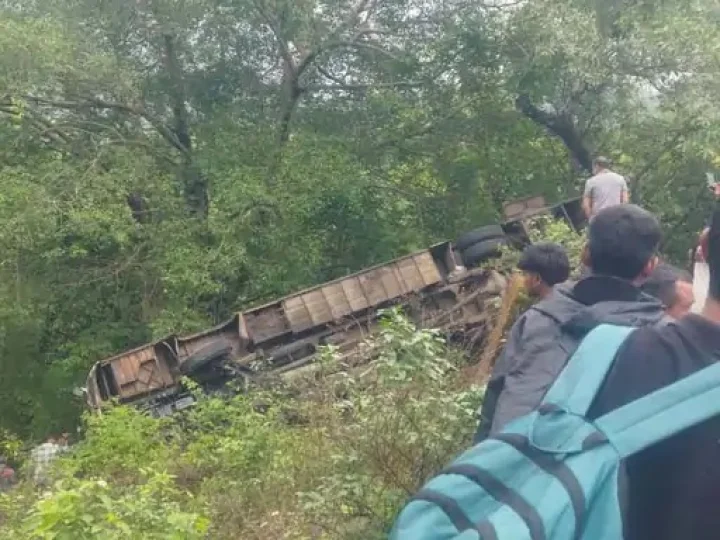 Luxury bus plunges into Saputara valley