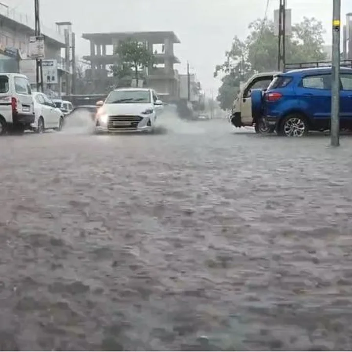 Heavy rain alert in 14 districts of Gujarat