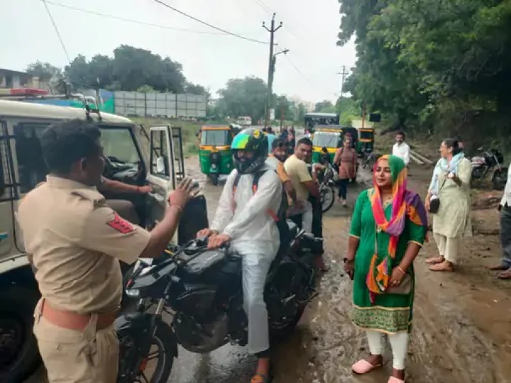 There were 3 crocodiles in the flooded road to Shiva temple in Vadodara, devotees returned without darshan