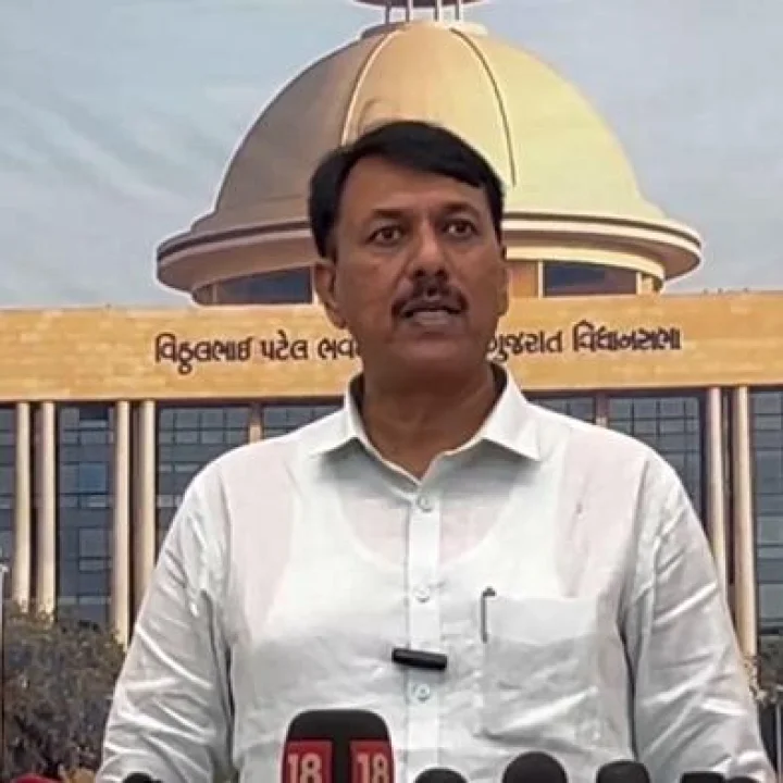 ટૂંકી મુદતના પ્રશ્નો મુદ્દે હોબાળો થતાં વિધાનસભામાંથી કોંગ્રેસના ધારાસભ્યો એક દિવસ માટે સસ્પેન્ડ