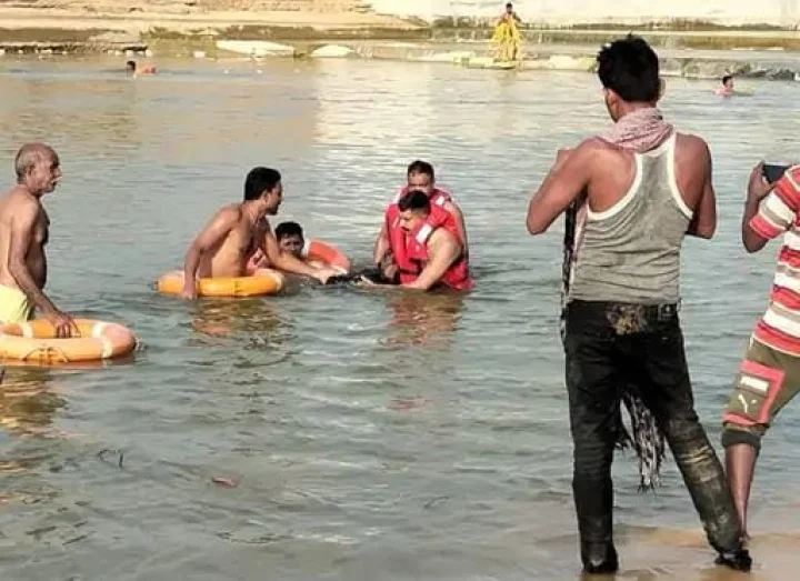 8 people died due to drowning in Meshwa river