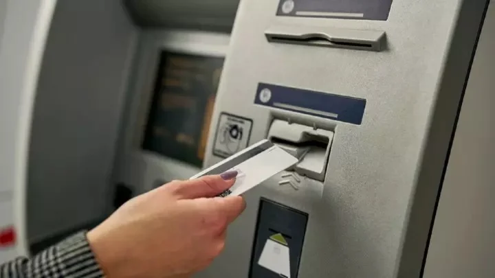 10,000 ના ATM વિડ્રોલમાં થઈ ગડબડી, 9 વર્ષ પછી વ્યક્તિને મળ્યા ૩.28 લાખ રૂપિયા, સુરતનો મામલો