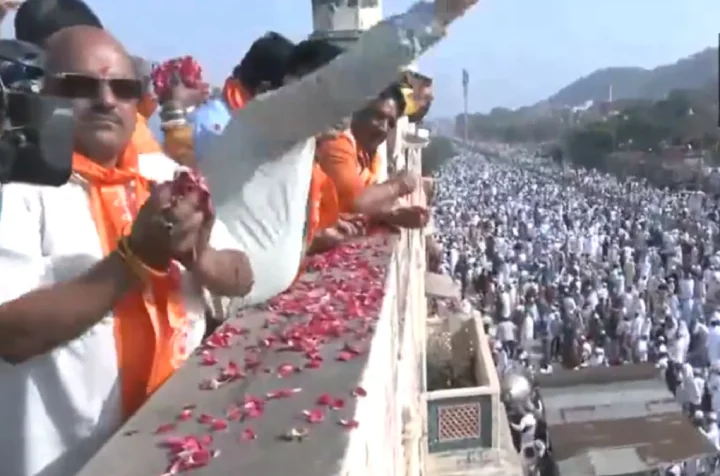 Jaipur Hindus shower Muslims flowers