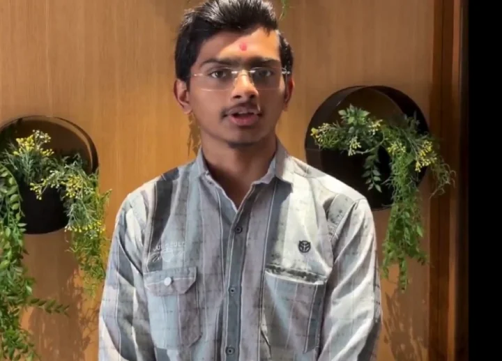 તિલક હટાવવા અને ચોટલી કાપવાની મનાઈ કરવા પર નોકરીમાંથી કાઢી મુક્યો, સુરતના યુવાને લેંસકાર્ટ પર લગાવ્યો મોટો આરોપ