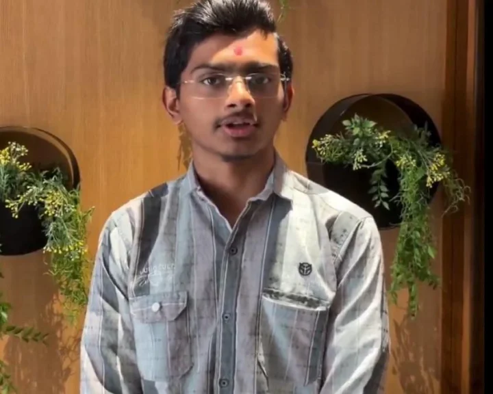 તિલક હટાવવા અને ચોટલી કાપવાની મનાઈ કરવા પર નોકરીમાંથી કાઢી મુક્યો, સુરતના યુવાને લેંસકાર્ટ પર લગાવ્યો મોટો આરોપ