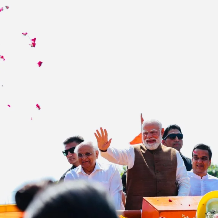 વડોદરામાં PM મોદીનું ઐતિહાસિક સ્વાગત, ‘ગંગોત્રીથી ગંગાસાગર’ થીમ પર રોડ શો
