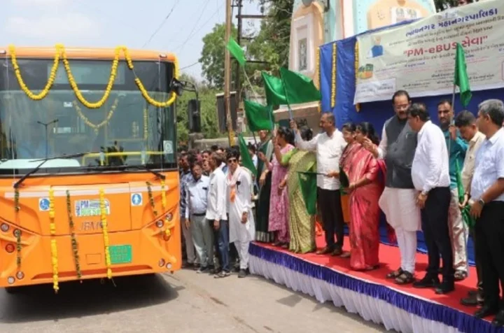 શહેરી વિસ્તારો માટે વધુ 25 નવી PM ઈ-બસ સેવાનો પ્રારંભ:મંત્રી જીતુ વાઘાણીના હસ્તે લીલી ઝંડી, હવે શહેરના અંતરિયાળ વિસ્તારો પણ જોડાશે