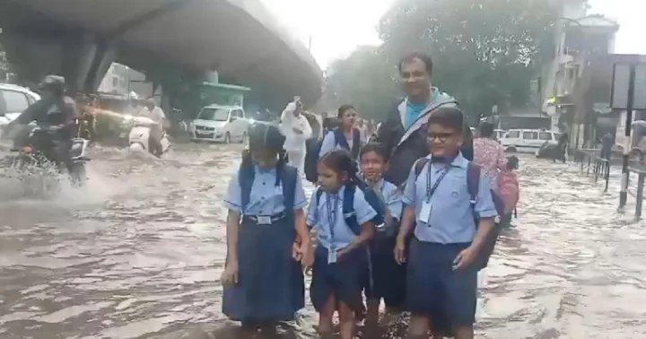 Surat Rain Photos - ગુજરાત પર મેઘમહેર: શેત્રુંજી અને ડોસવાડા ડેમ ઓવરફ્લો, સુરતમાં શાળાઓ બંધ અને વાપીમાં સૌથી વધુ 8.5 ઇંચ વરસાદ, જુઓ Video