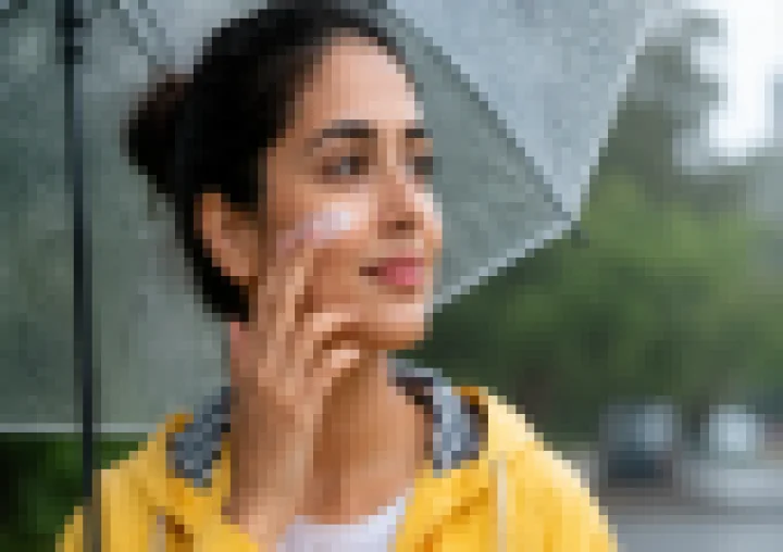 ચોમાસામાં સનસ્ક્રીન લગાવવું જોઈએ કે નહીં?