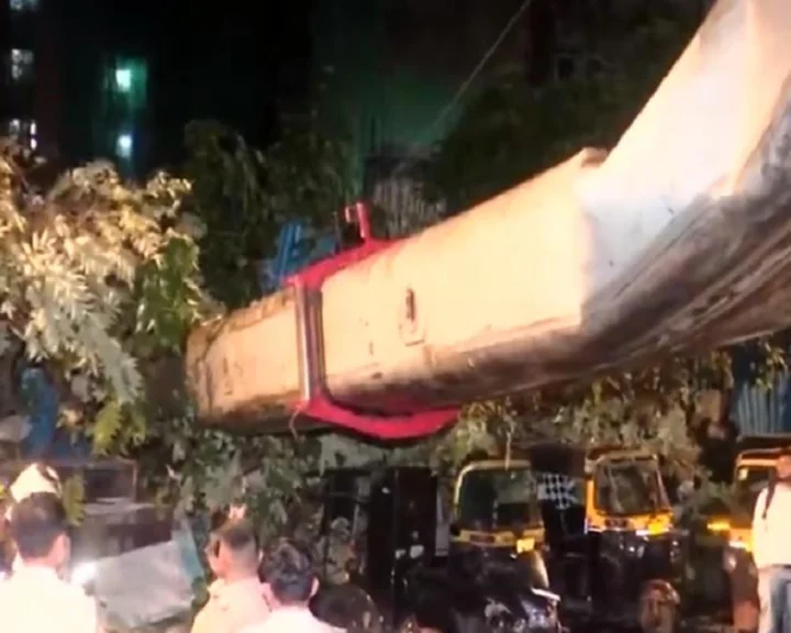 Mumbai Crane Accident - મુંબઈના કુર્લામાં રેલવે પાવર લાઇન પર પડી ક્રેન, છ લોકો ઘાયલ થયા અને અનેક ઘરોને નુકસાન