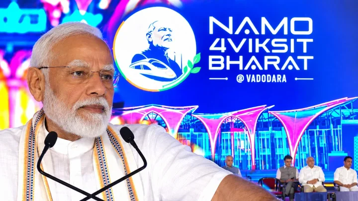 વડોદરામાં PM મોદીનો મેગા શો Live - વડોદરા જેવુ આજે મારા સ્વાગતમાં સ્વચ્છ રાખ્યુ છે તેવુ હંમેશા સ્વચ્છ રાખો તો ઉત્સવોમાં ચાર ચાંદ લાગી જાય - પીએમ મોદી