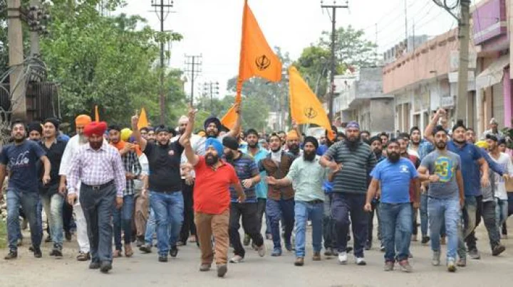 सिखों की पगड़ी पर प्रतिबंध से पलटा ब्रिटेन