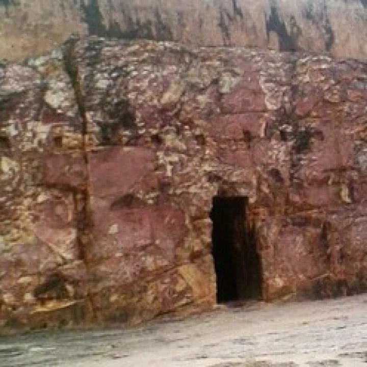 Son stores cave
