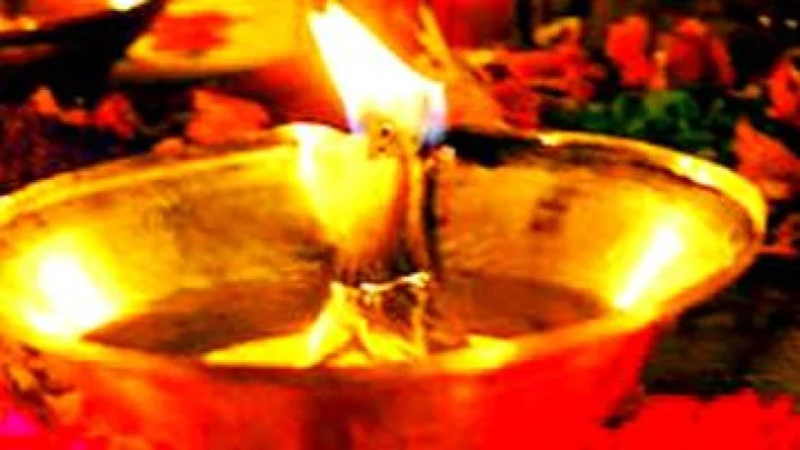 एक अखंड दिवा लावून आपण कोट्याधीश होऊ शकता