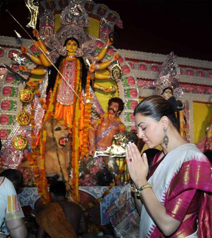 दुर्गा पूजा के दौरान सुष्मिता सेन (फोटो)