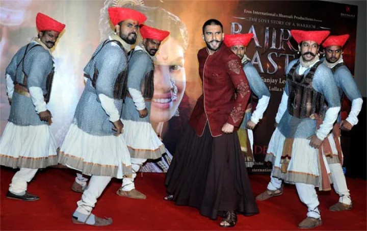 बाजीराव मस्तानी का 'मल्हारी' गाना लांच (फोटो)