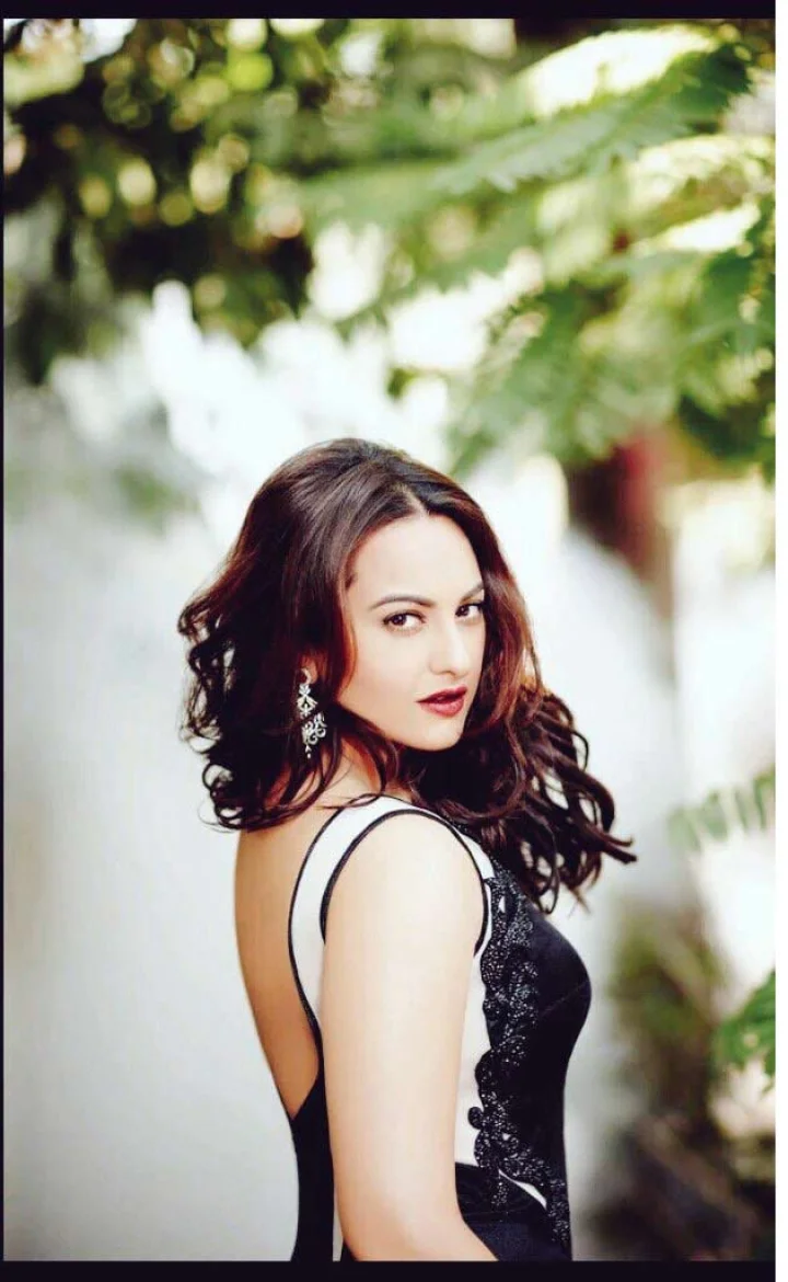 GAZAB : सोनाक्षी सिन्हा का बोल्ड और स्टाइलिश लुक (फोटो)