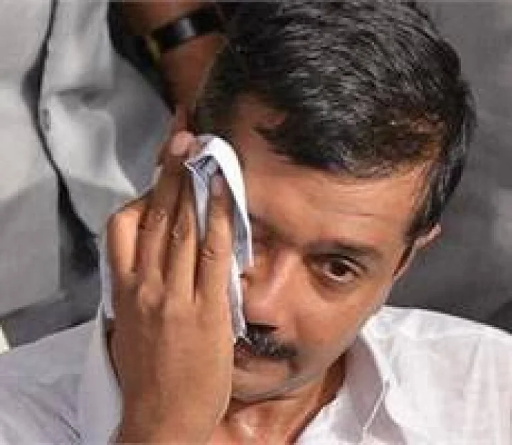 रोहतकमध्ये केजरीवालांवर तरूणाने बूट फेकला