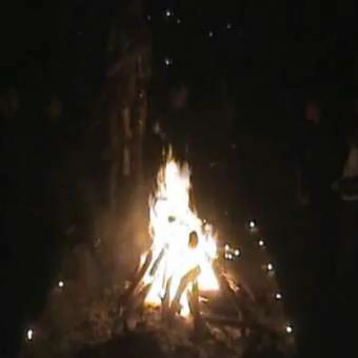 आधी रात को जलती चिताओं के बीच पूजा...(वीडियो)