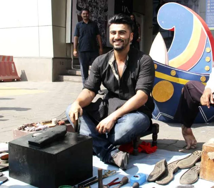 विद्या कुली तो सोनाक्षी फूलवाली, अर्जुन ने किए जूते पॉलिश