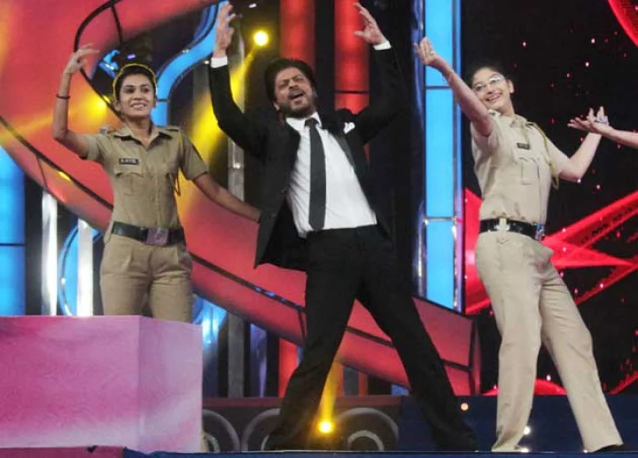 शाहरुख ने लगाए पुलिसवालियों संग ठुमके