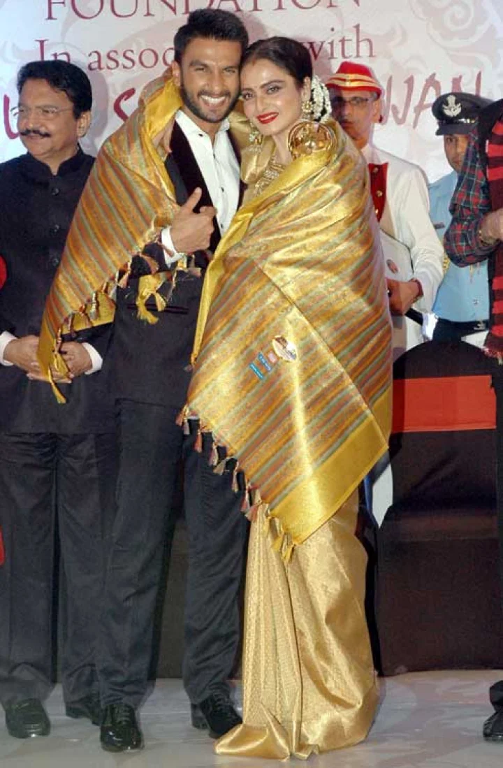 अभिनेत्री रेखा को 'यश चोपड़ा मेमोरियल अवॉर्ड' (फोटो)