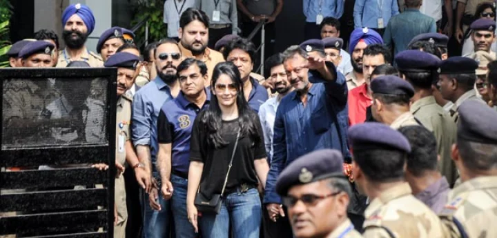 जेल से छूटने के बाद संजय दत्त पहुंचे मुंबई (फोटो)