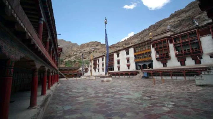 पर्यटकों के आकर्षण का केंद्र है हेमिस मठ