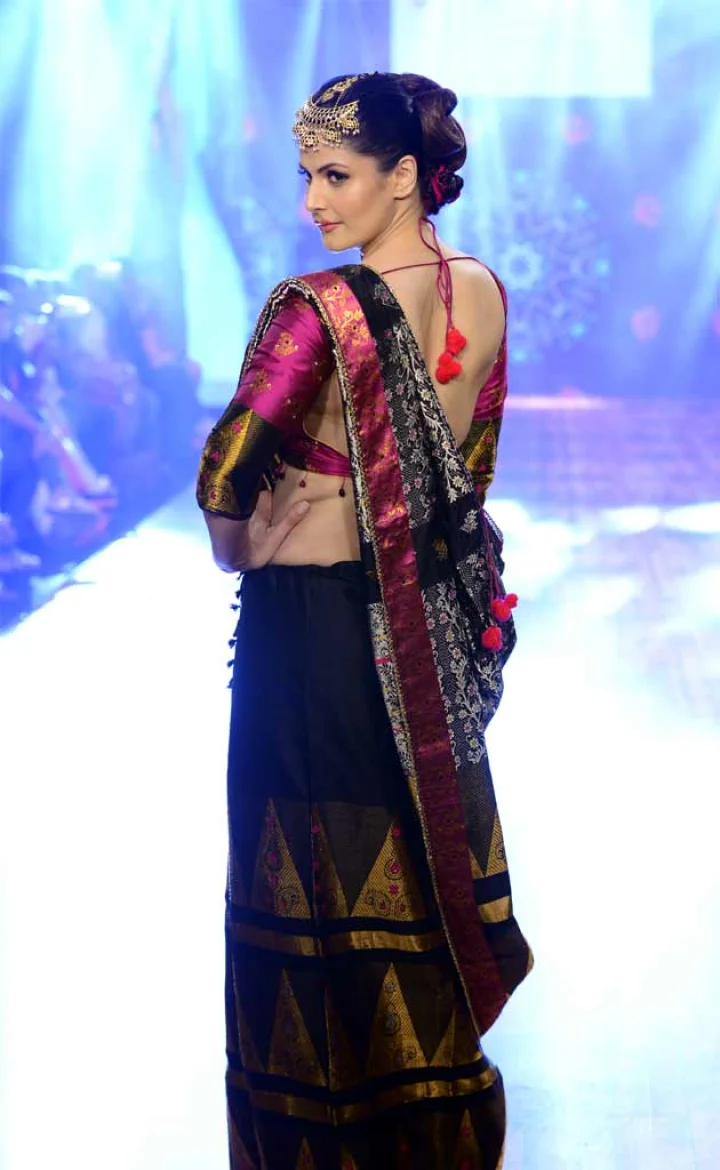 रैम्प पर ज़रीन खान का जलवा (फोटो)