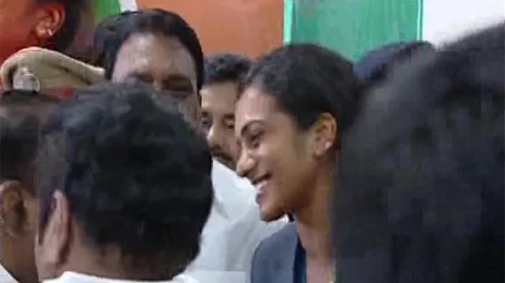 सिल्वर लेकर हैदराबाद पहुंचीं पीवी सिंधु का भव्य स्वागत