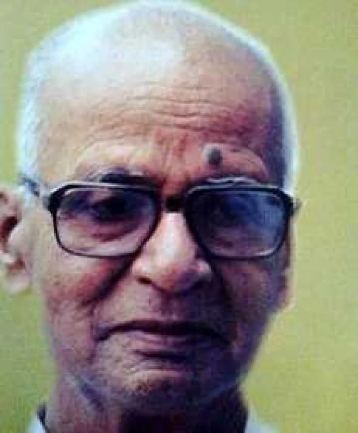 अनंत में विलीन हो गई गंवईं गंध गुलाब की गमक