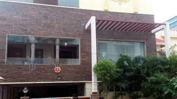 मुख्य सचिव के पास से 30 लाख के नए नोट और 5 किलो सोना जब्त